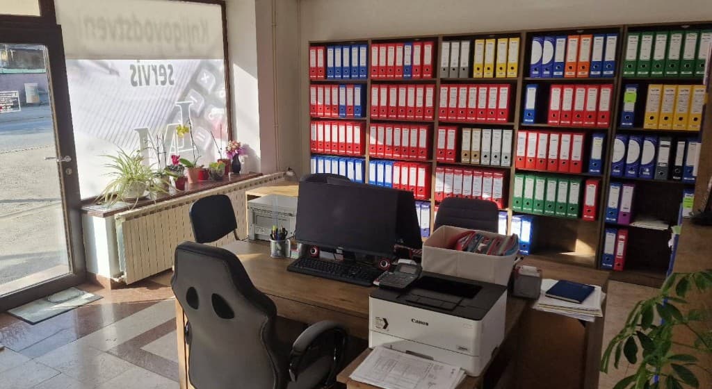 Ured LM Knjigovodstvo Petrinja — radni stol i arhiva dokumenata